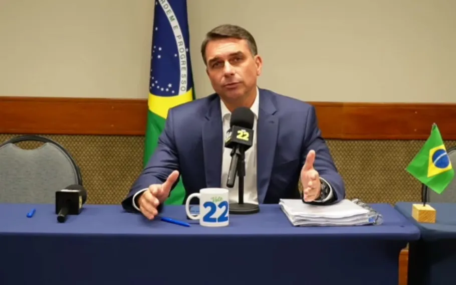 Flávio Bolsonaro acusa STF e TSE de blindar Lula em debate