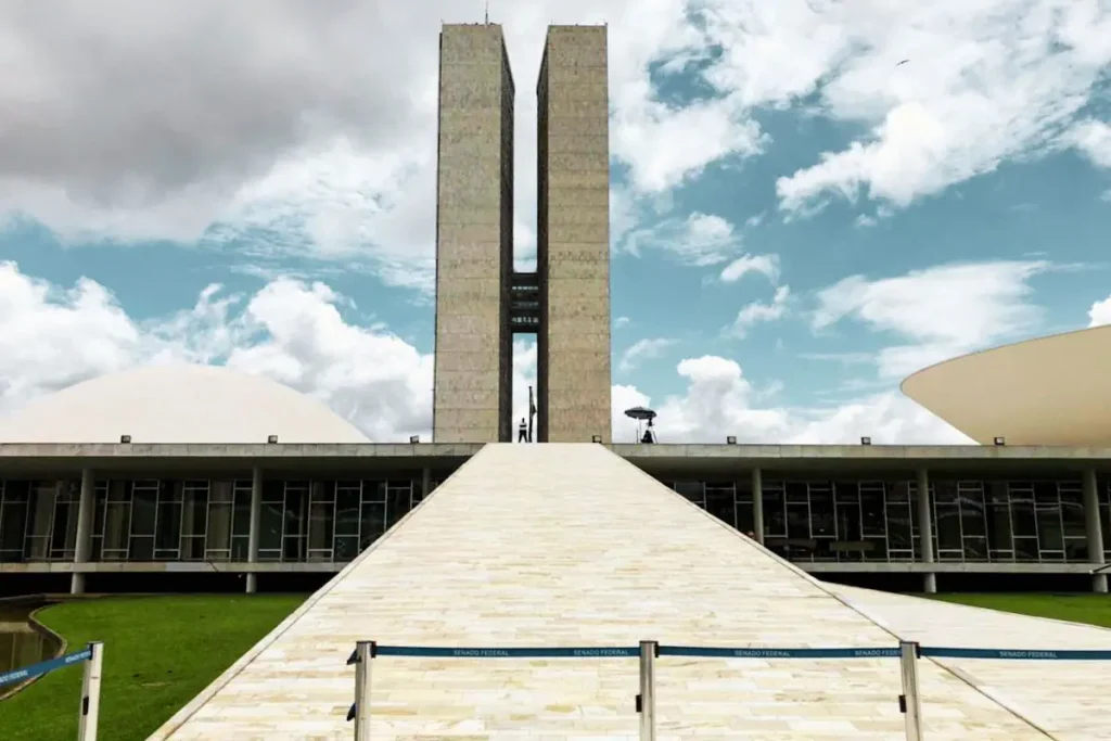 Entenda por que senadores e deputados têm regras de suplência