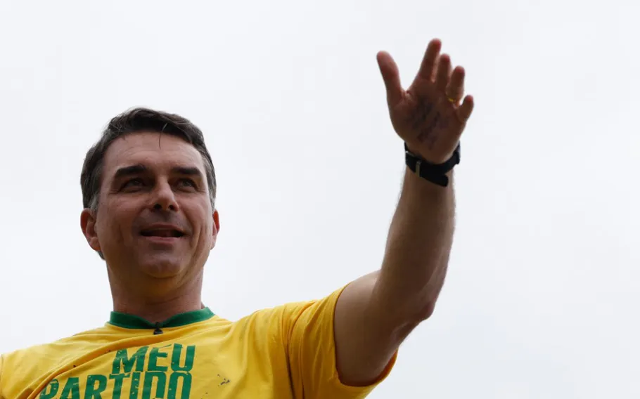 Flávio Bolsonaro bate 1 bi de views e supera Lula