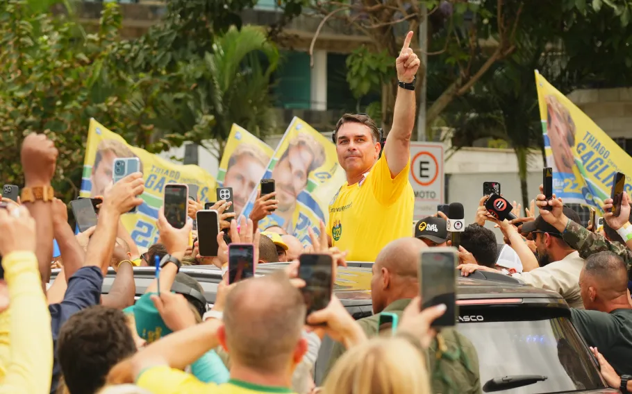 Flávio vota e desafia Lula nas urnas em disputa acirrada