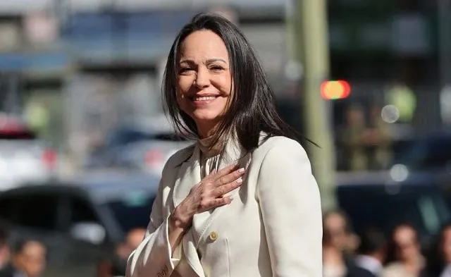 María Corina saúda Flávio Bolsonaro por vitória