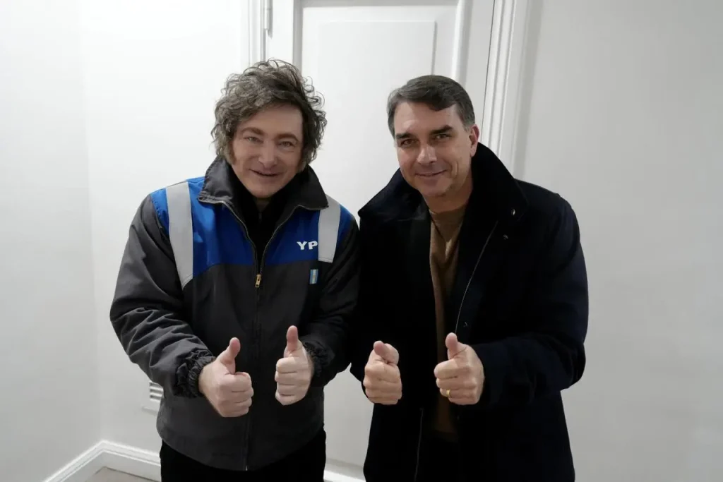 Flávio lidera 1º turno e recebe apoio de Javier Milei
