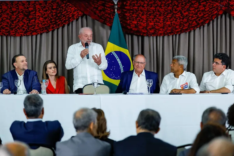 Atrás no 1º turno, Lula reúne cúpula para reagir