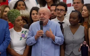 Lula admite falhas e vê pior campanha desde 1989