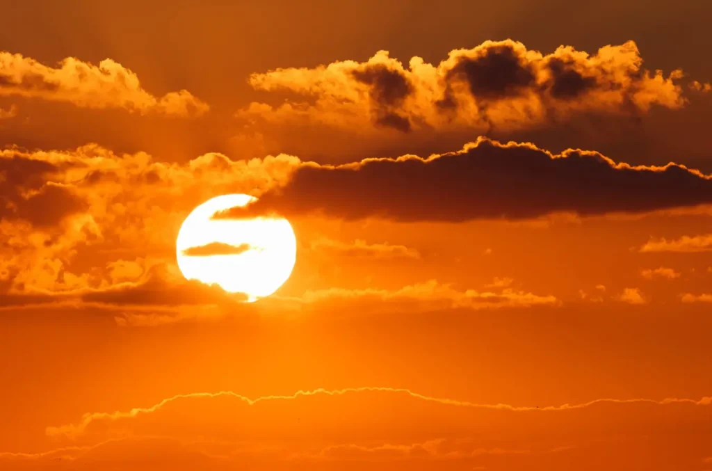 Calor de 37°C e temporais dividem o clima no Brasil