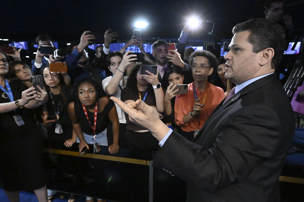 Douglas Ruas vence no 1º turno no RJ após reviravolta